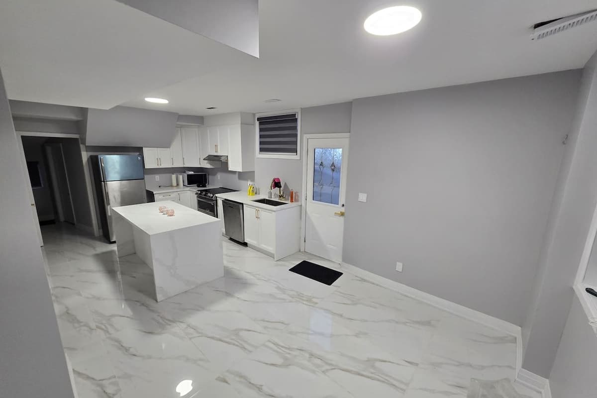 Walk to the Falls | 3BR Retreat + Free Parking in Niagara Falls