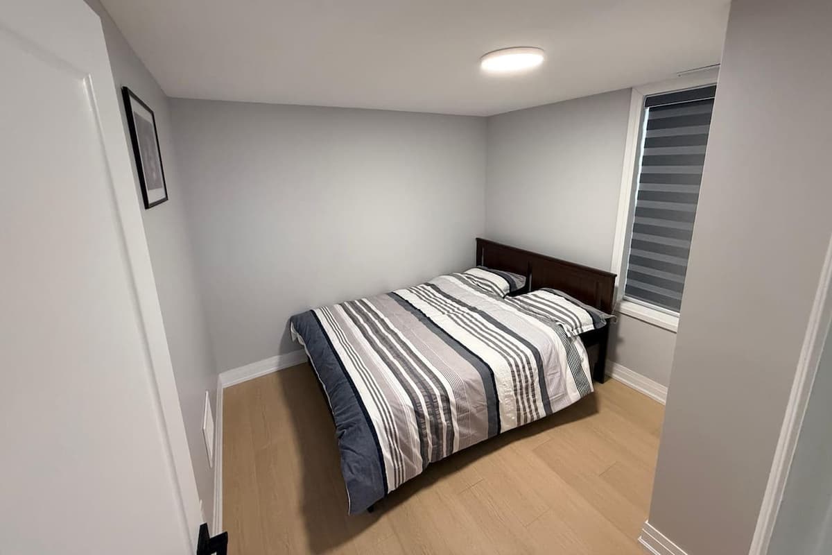 2BR Clifton Hill Retreat | Walk to Falls + Parking! in Niagara Falls